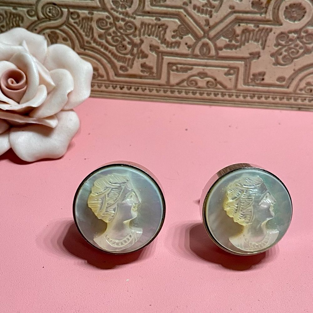 VINTAGE Cameo MOP cuff links
